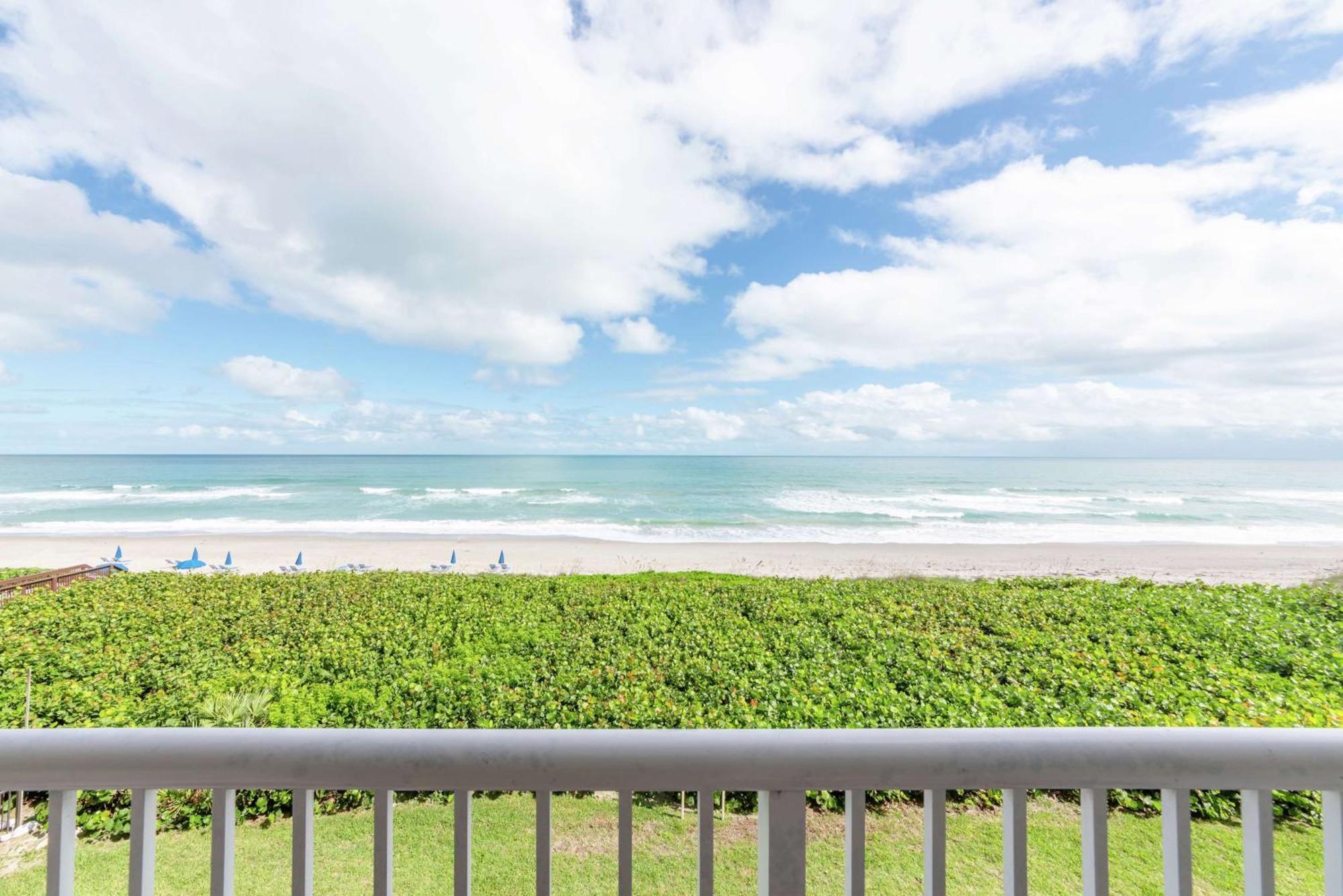 Doubletree Suites By Hilton Melbourne Beach Oceanfront Exterior foto